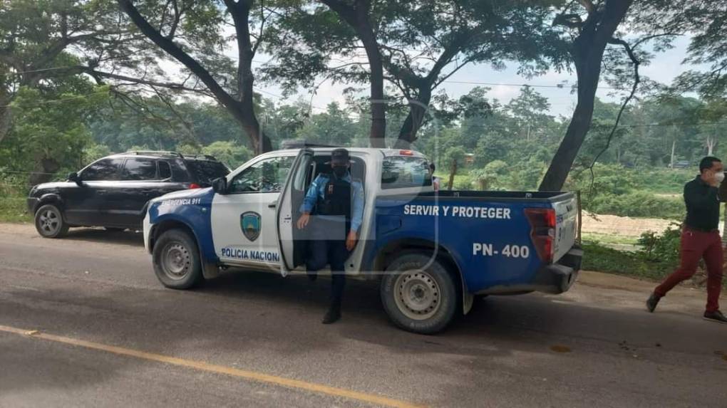 El automóvil abandonado fue inspeccionado por técnicos de la Dirección Policial de Investigaciones (DPI) para recabar indicios como huellas dactilares que ayuden a esclarecer el crimen contra los dos pintores de carros.