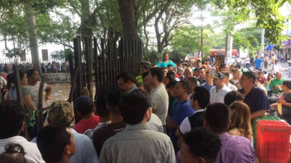 Cientos de hondureños madrugaron y colapsan el RNP en San Pedro Sula