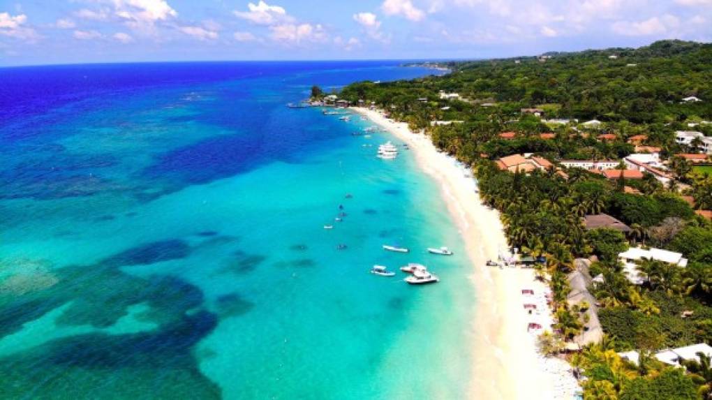 Utila, Roatán y Guanaja tienen las mejores playas del caribe hondureño, sus hermosas aguas turquesas hipnotizan a cualquiera. Te invitamos a conocer después de cuarentena, las mejores 11 playas y más populares de las tres Islas de la Bahía.<br/><br/>Fotos: Franklin Muñoz y Óscar López