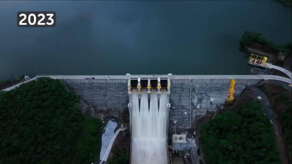 Vista del embalse hidroeléctrico desde un dron. 