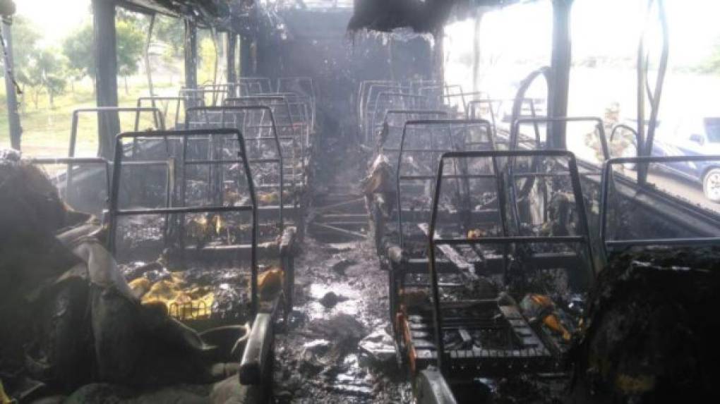 Un autobús Mercedes-Benz de la Empresa de Transportes Mirna se incendió este jueves en Comayagua, frente a la base aérea de Palmerola, informó el Cuerpo de Bomberos de Honduras. El bus interurbano, que cubre la ruta Tegucigalpa-Colón, iba con 12 pasajeros a bordo quienes por fortuna resultaron ilesos.
