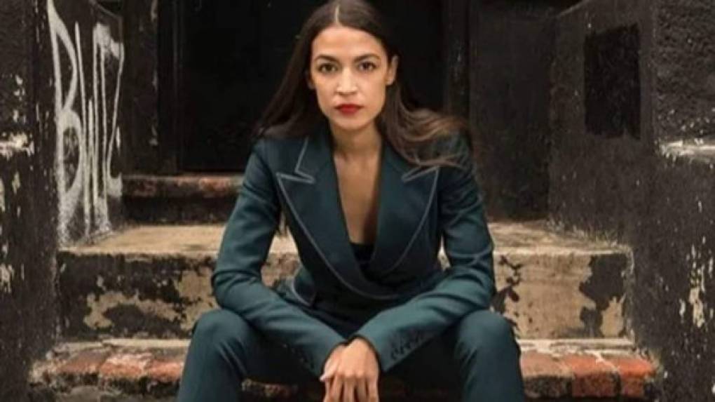 Ocasio relató que ella se encontraba en su oficina cuando los seguidores de Trump invadieron el edificio y que sintió que moriría cuando escuchó a un hombre ingresar al salón preguntando por ella. 'Cuando salí de mi baño vi que era un policía del Capitolio pero me miraba con ira y temí por mi vida', relató la legisladora.