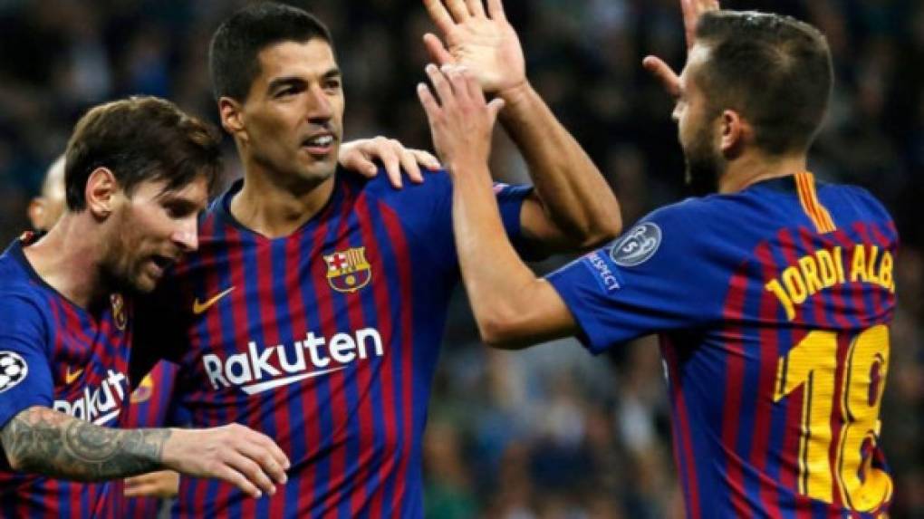 Además de la compañía de su esposa, la prensa española señala que Messi está acompañado de sus amigos Luis Suárez y Jordi Alba, quienes podrían irse del FC Barcelona.