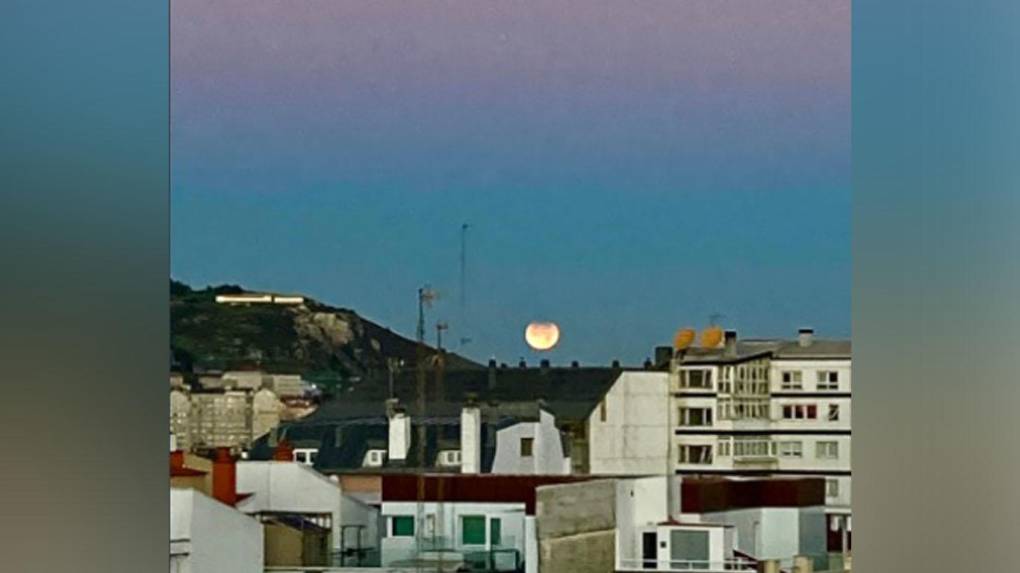 Entonces, la Luna atraviesa la sombra de nuestro planeta, que está dividida en dos partes, la central, llamada umbra, y la externa, conocida como penumbra. 