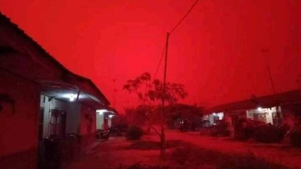 Extraño fenómeno tiñe de rojo el cielo en Indonesia