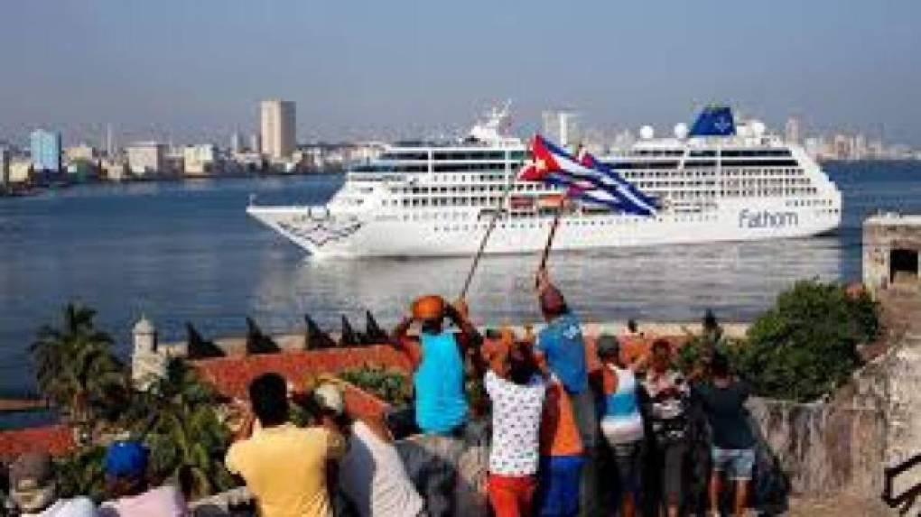 El Gobierno de EEUU anunció este martes que prohibirá a partir de mañana 5 de junio los viajes en crucero a Cuba, lo que asesta un gran golpe a la economía cubana y a esa pujante industria que había crecido desde el deshielo iniciado en 2014. El Departamento de Estado especificó en un comunicado que 'EEUU no permitirá las visitas a Cuba a través de embarcaciones de pasajeros y embarcaciones recreativas, incluidos cruceros y yates, así como aviones privados y corporativos'. A pesar de las nuevas restricciones, los vuelos comerciales podrán seguir operando entre EEUU y Cuba.