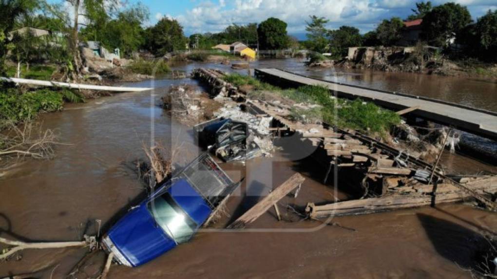 El puente de concreto que conectaba con la calle quedó destrozado y cerca quedaron unas diez casas y ocho carros que los pobladores intentaron sacar, pero el agua los arrasó.