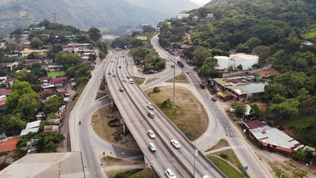 El intercambiador de Occidente, en la salida Sur de San Pedro Sula es otra de las obras insignes. Se comenzó a construir en 2016 y finalizó en 2018, su inversión fue de unos L150 millones.