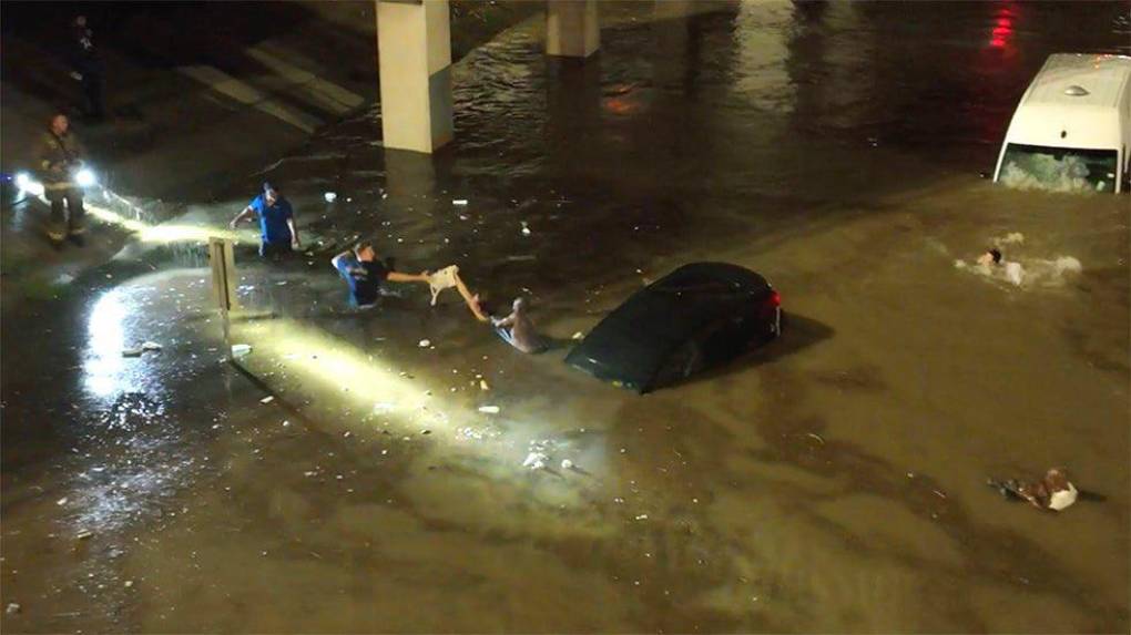 El Servicio Meteorológico Nacional (NWS, por sus siglas en inglés) alertó de condiciones potencialmente mortales por las inundaciones en el área metropolitana de Dallas y Fort Worth .