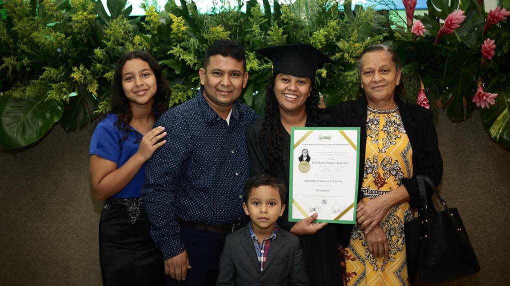 La graduada Lidia Karina Antúnez junto a su familia