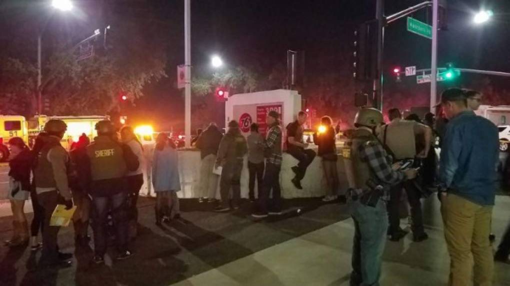 Imágenes de televisión mostraban a unidades SWAT alrededor del bar y el caminar inquieto de personas que vieron una noche de diversión interrumpida por la violencia.