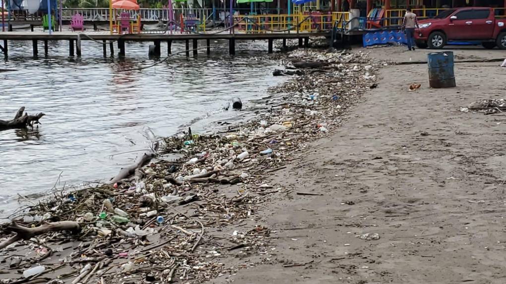 De forma extraoficial se dio a conocer que la llegada de la basura se debe a que las biobardas instaladas en el río Motagua colapsaron de nuevo y no pudieron retener más desechos.