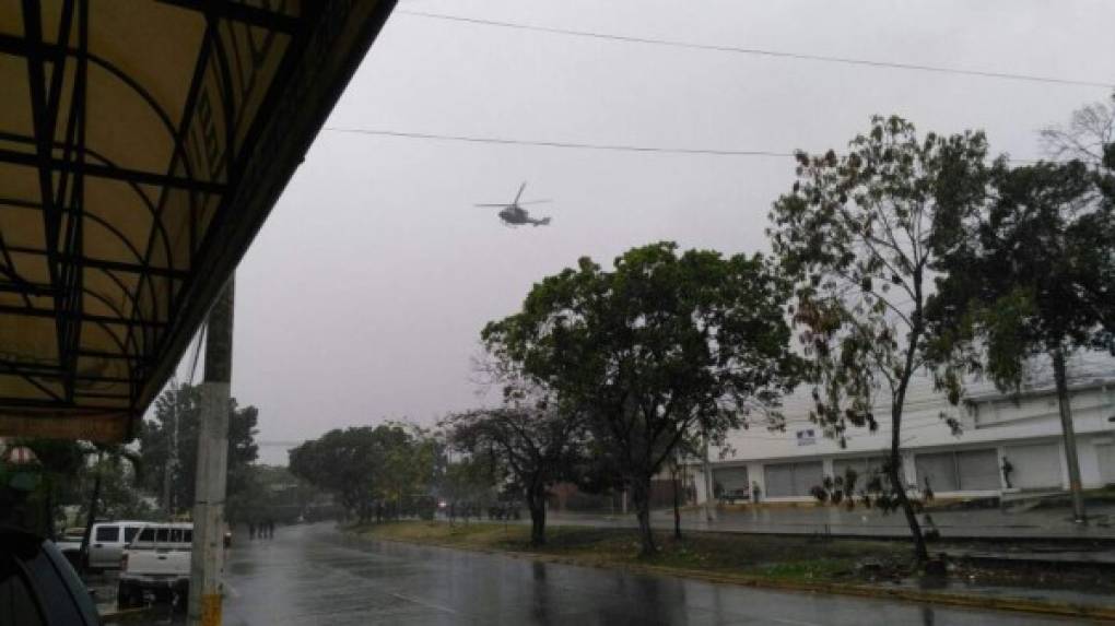 Un helicóptero artillado de la Fuerza Aérea sobrevolaba el perímetro.