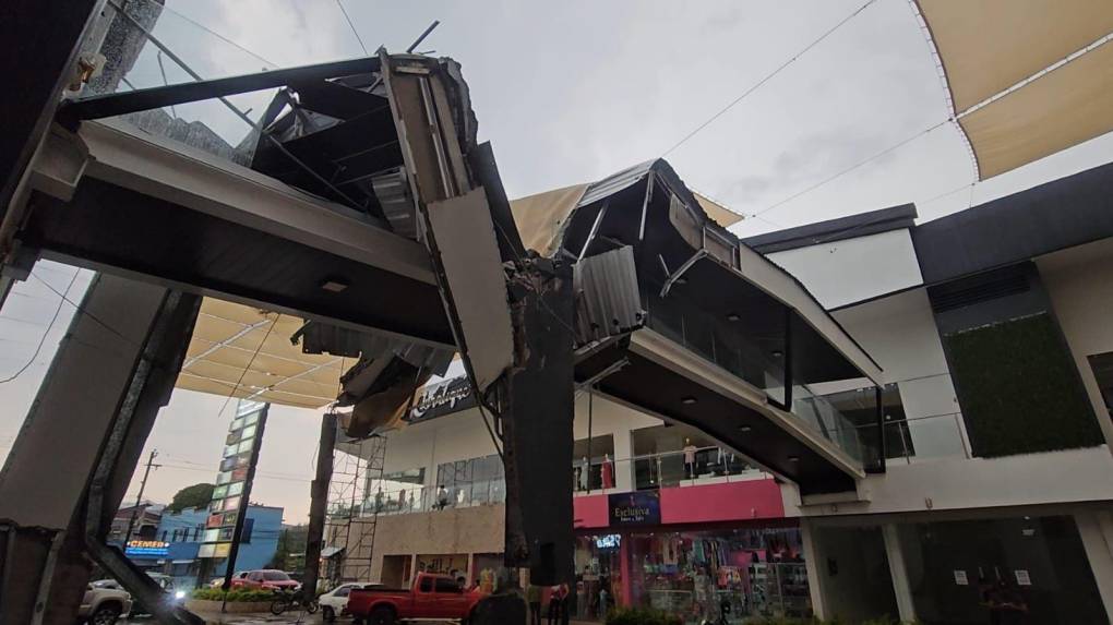 La fuerte tormenta dejó a su paso daños estructurales y pérdidas materiales en las instalaciones de una reconocida plaza comercial en la colonia Miravalle.