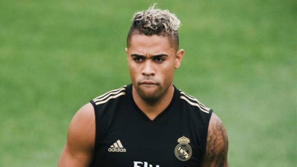 Según O Jogo, el Benfica ya se habría puesto en contacto con el Real Madrid para negociar la contratación de Mariano en este mercado de invierno. La fórmula para que el ariete llegue al equipo portugués sería una cesión con opción de compra. De esta manera el atacante no seguirá en el club ya que no entra en los planes de Zidane.