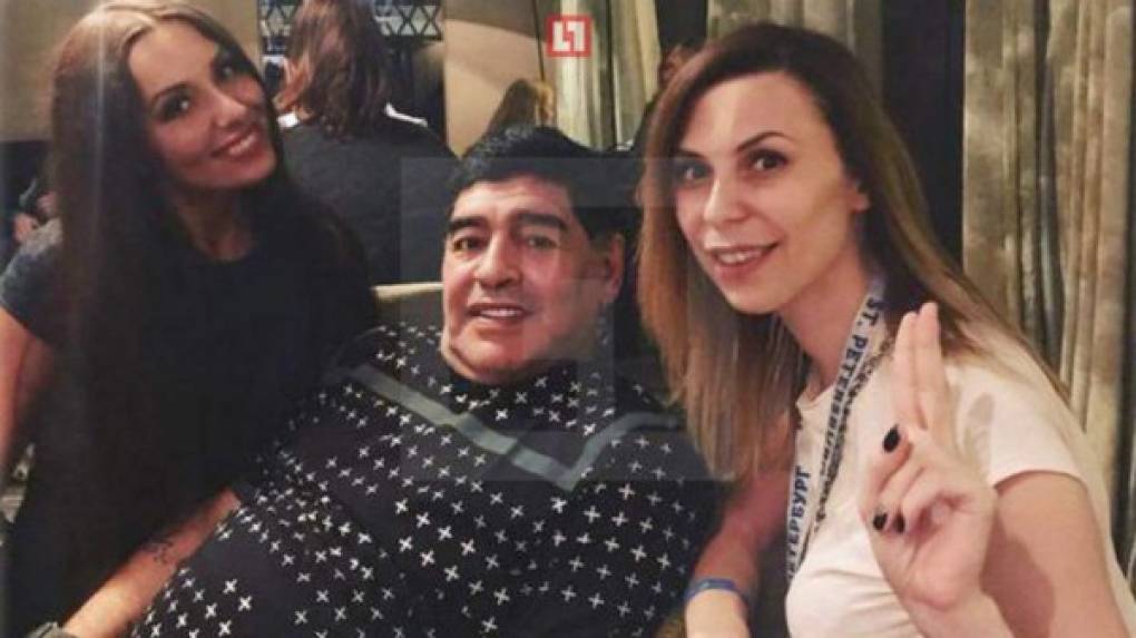 A mediados del presente 2017, Maradona fue acusado por una periodista rusa de acoso . Ella denunció que el astro argentino le intentó quitar la ropa y tuvo que salir escapando.