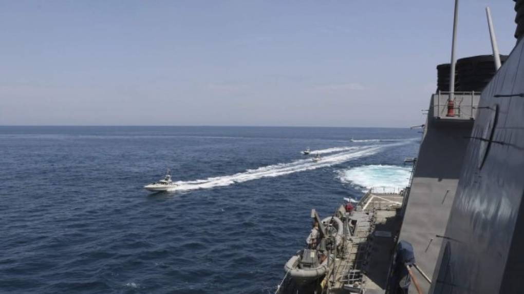 Los buques estadounidenses han respondido con disparos de advertencia a las naves iraníes en el Golfo Pérsico.