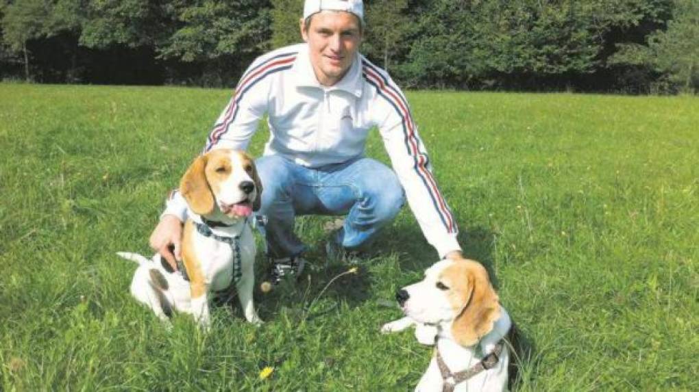 Toni Kroos con sus dos Beagle: Julius y Lennox.