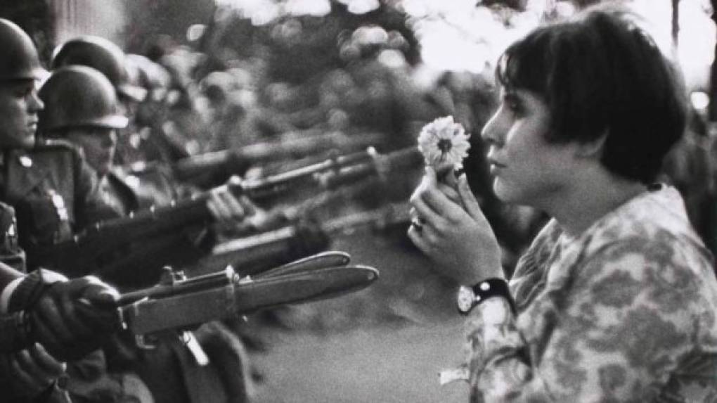 'Mujer con una flor' de Marc Riboud, fue tomada en 1967 por el famoso reportero gráfico francés que logró imágenes icónicas durante sus coberturas. La imagen ilustra un momento referencial durante las protestas en Washington por la Guerra de Vietnam. Frente al Pentágono el autor inmortalizó el rostro de Jane Rose Kasmir.
