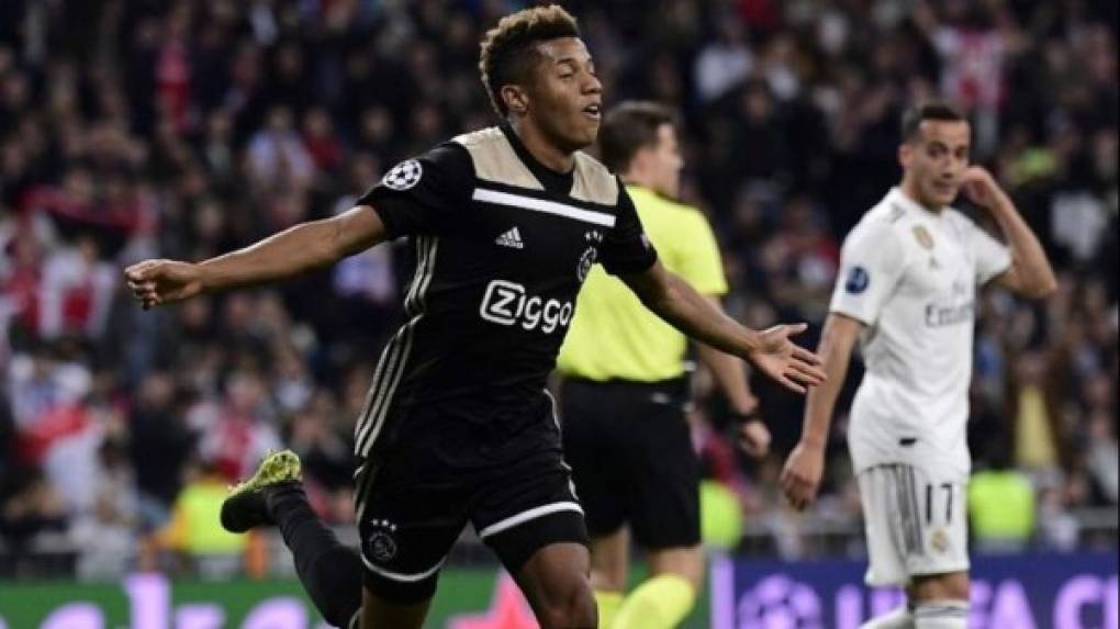 Ante la imposibilidad de conseguir el fichaje de Jovic, el Chelsea piensa en Neres para reforzar su ataque. El club espera que el TAS le levante el castigo impuesto por FIFA y le permita fichar en este mercado de verano. David Neres también es pretendido por PSG, Arsenal y Liverpool.