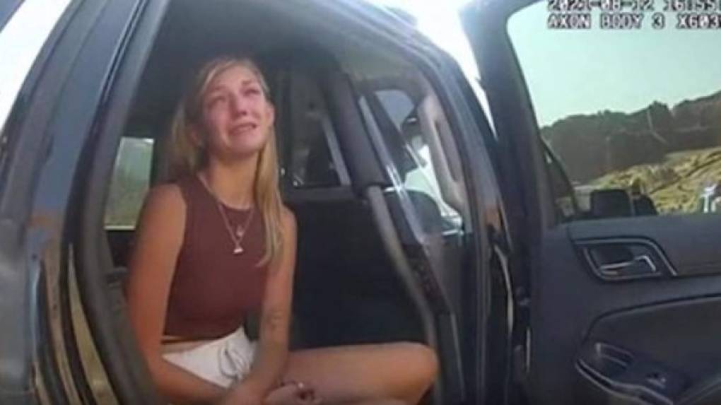 Este jueves la policía publicó imágenes de un video grabado con una cámara corporal de la policía en el que aparece la joven llorando y reconociendo que habían estado discutiendo con más frecuencia.