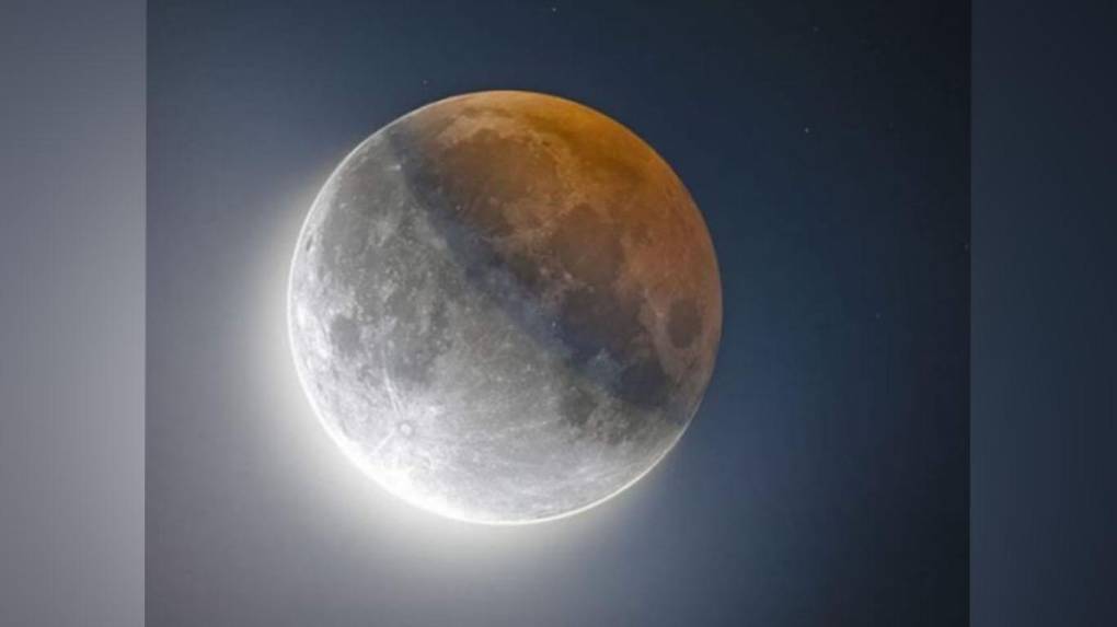 La luna llena sale al atardecer y es visible durante toda la noche. Al final, se pone justo cuando sale el Sol. 
