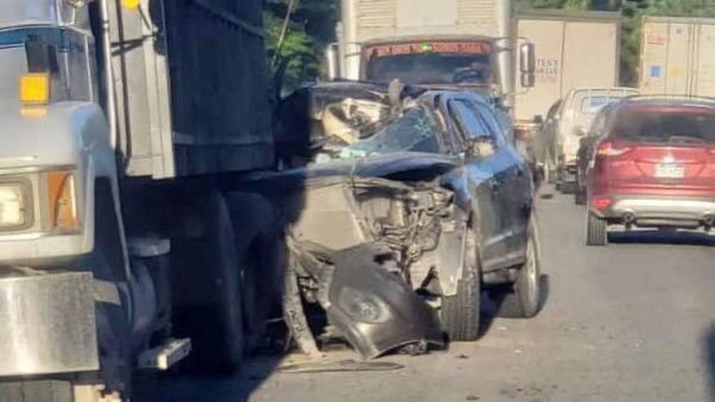 El vehículo en el que se transportaba la familia es una camioneta Hiunday Santa Fe, color negra, cuya parte delantera quedó destruida producto del choque con el automotor pesado.