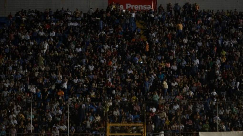 El Estadios Francisco Morazán estuvo repleto de fanáticos ansiosos por ver el show preparada por la Banda MS.<br/><br/>Redacción: Viki Pérez/Fotos: Franklin Muñoz