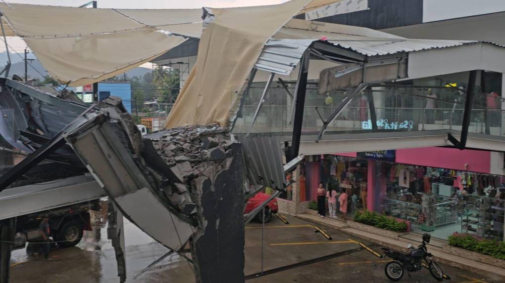 La tormenta, que se abatió sobre la ciudad con vientos racheados e intensas lluvias de granizo, ha generado preocupación entre los residentes y comerciantes del área. 