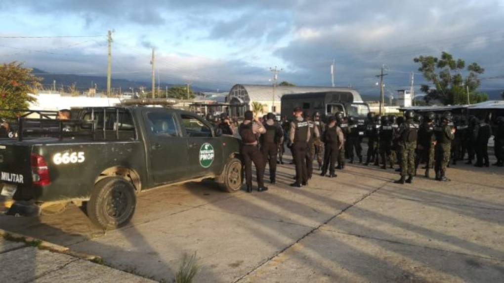 También hubo fuerte resguardo policial y militar que escoltaron los buses en los que los privados de libertad fueron trasladados.