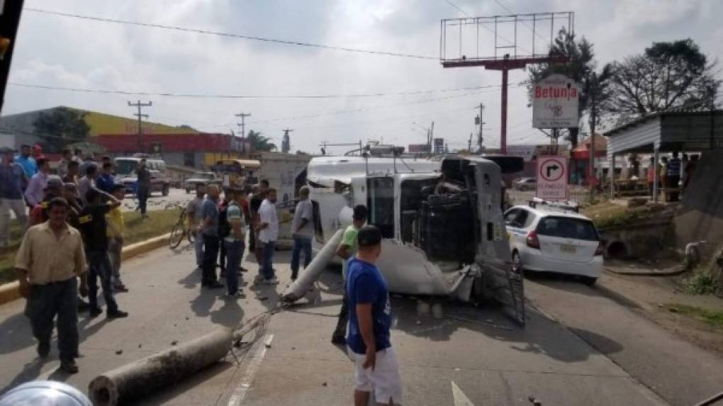 Uno de los videos del accidente también muestra a la rastra que se sale de su carril, se lleva de encuentro un poste del tendido eléctrico de la mediana, y luego volca y termina en el carril contrario.