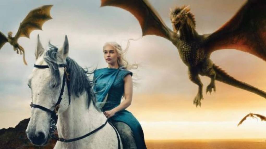 Daenerys tiene un ejército y cuenta con la lealtad de varios aliados, entre ellos Jon Snow.<br/><br/>Sus dos dragones, se tendrán que enfrentar a un poderoso enemigo, su hermano Viserion, el dragón a quien el Rey de la Noche derribó y luego convirtió en su aliado.