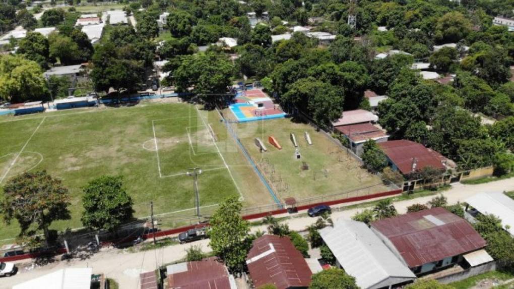 Alberth Elis ayudó a mejorar las instalaciones del complejo deportivo de la colonia Suyapa de Chamelecón.
