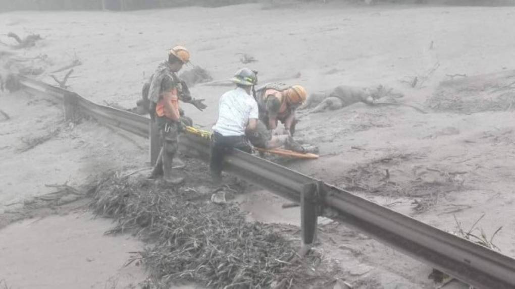 Rescatistas recuperaron los cadáveres de las víctimas del volcán de Fuego, incluyendo el de una mujer embarazada./EFE.