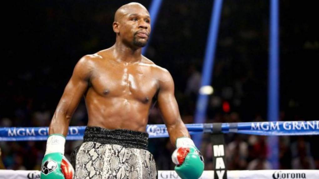 Mayweather fue captado en un club nocturno completamente abarrotado en Scottsdale, Arizona, sin ningún tipo de precaución.