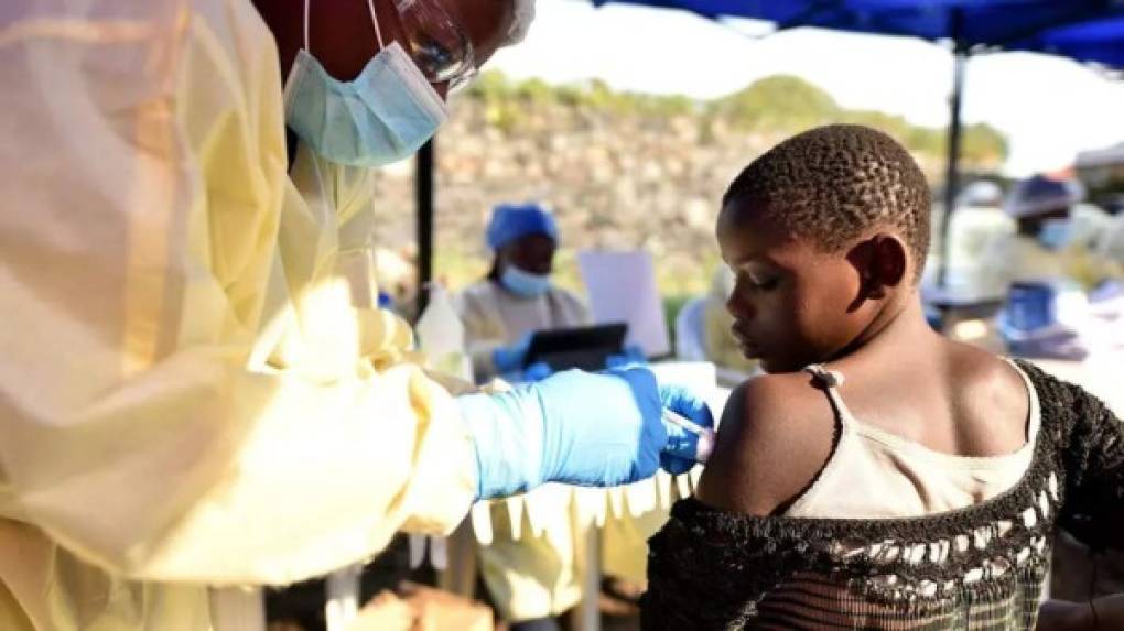 Una segunda vacuna experimental, de los laboratorios estadounidenses Johnson & Johnson, se introdujo en octubre de 2019 de forma preventiva en áreas donde el virus está ausente, y más de 20.000 personas fueron vacunadas. Foto AFP