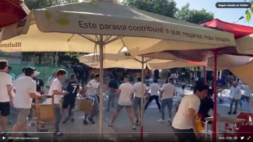Gabriel Montiel, mejor conocido como Werevertumorro, publicó en sus redes sociales un video donde un grupo de seguidores del Madrid arrojó sillas hacia hinchas del Osasuna con el grito: “a por ellos”.