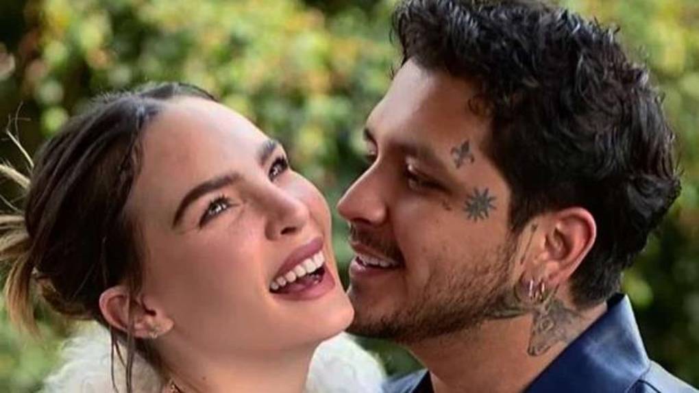 La relación entre Belinda y Christian Nodal comenzó a principios de agosto de 2020 y terminó el 12 de febrero del 2022. Durante ese tiempo, en un par de ocasiones se especulaba que su relación había terminado debido a que dejaban de subir contenido a sus redes sociales y se dejaron de seguir. Según un periodista, los famosos rompieron porque la madre del cantante de regional mexicano, Cristy Nodal, presuntamente pidió una auditoría para saber en lo que estaba gastando su hijo.