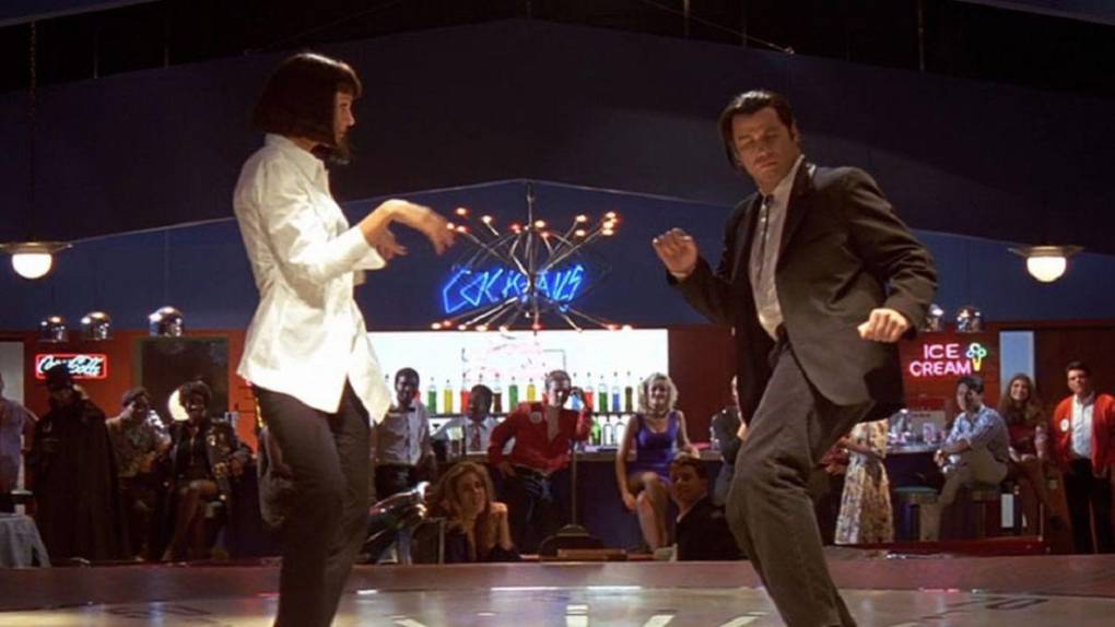 Pocas películas como esta han conseguido grabar en la memoria de los espectadores la simbología de la obra maestra de Tarantino. Ganó la Palma de Oro en Cannes en 1994, donde se impuso a Nanni Moretti, Abbas Kiarostami o el mismísimo Krzysztof Kieślowski, pero no pudo con ‘Forrest Gump’ (1994), la recordada obra de Robert Zemeckis que le arrebató el Óscar a mejor película en una ceremonia donde la cinta de Tarantino tuvo que conformarse con una estatuilla a mejor guion original de entre sus siete nominaciones.Parodiada y homenajeada hasta la saciedad, cada fotograma de ‘Pulp Fiction’ ha pasado a la historia del cine como la última joya del siglo XX y la piedra angular de un cine posmoderno que coqueteaba con los viejos géneros del Hollywood más clásico mientras buceaba en un nihilismo propio de la época; lo punki había dado paso a lo grunge y el vídeo ya estaba matando a la estrella de la radio. En medio de todo eso, un joven que había demostrado su capacidad de jugar en una angustiosa atmósfera de espacio único con ‘Reservoir Dogs’ (1992), se propuso revitalizar las historias de las novelas pulp (novelas de serie B impresas en un papel más barato) en una suerte de rompecabezas narrativo donde, cultura pop mediante, iba a sentar las bases de un universo cinematográfico propio.