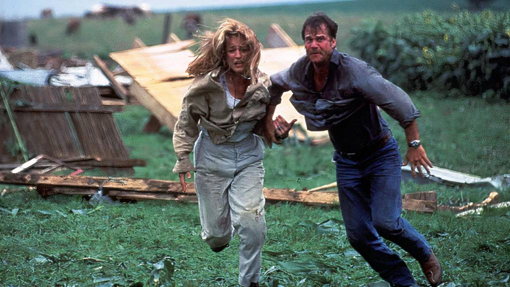 En 1996, la película de Helen Hunt y Bil Paxton sobre una pareja de científicos obsesionados con los tornados dio la sorpresa en taquilla y se llevó 494 millones de dólares, nada mal para un presupuesto de 92 millones. Con los superhéroes en horas bajas, qué mejor que recuperar éxitos antiguos y hacer nuevas versiones para la gente joven, ya sean ‘remakes’ -nueva versión del original- o ‘reboots’ -la misma idea pero una historia diferente. Eso sin olvidar las precuelas y secuelas, tan facilonas y que tan buen resultado dan en taquilla. ¿Para qué pensar en ideas nuevas?