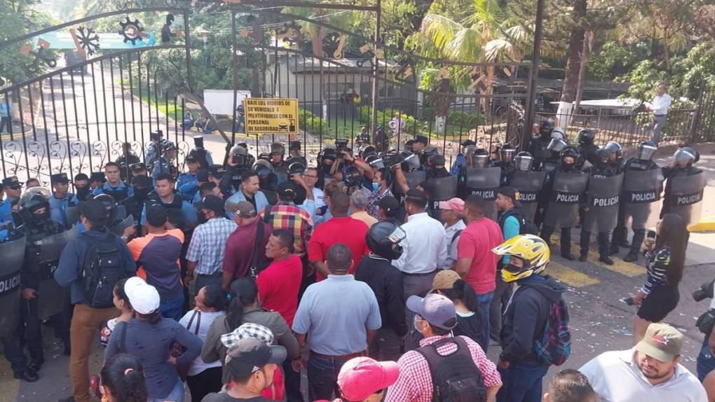 Agentes de la Policía Nacional y Antidisturbios también se hicieron presente en la entrada principal del Infop para evitar que la situación se tornara violenta. 