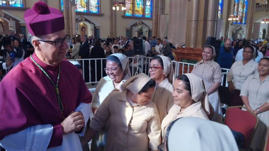 El nuevo arzobispo, José Vicente Nácher Tatay, de origen español y 59 años, fue presentado ante una multitud de fieles que se despertaron para celebrar este evento eclesiástico.