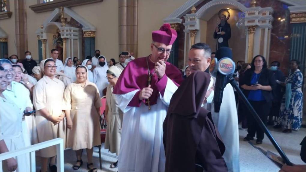 La decisión del nuevo nombramiento se tomó desde El Vaticano ante el retiro del Cardenal Óscar Andrés Rodríguez, quien durante muchos años dedicó a la Iglesia y a la comunidad con su fervor y entrega.