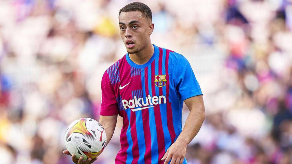 Según apunta el Daily Telegraph, el Barça quiere ceder a Sergiño Dest con opción de compra y uno de los equipos que aparecen marcados en rojo es el Chelsea, que está teniendo problemas en ambos laterales por las lesiones de sus futbolistas. El Barça necesita aligerar la plantilla y además Xavi no ha dado muchas muestras de confiar en el estadounidense. Incluso pidió el fichaje de Dani Alves.