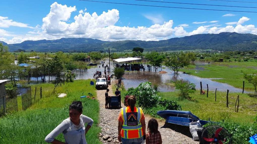 En la colonia La Libertad, en Villanueva, decenas de familias intentaban salvar algunas pertenencias durante esta tarde del martes. La comunidad está cerca del río Ulúa, el más caudaloso del país. 