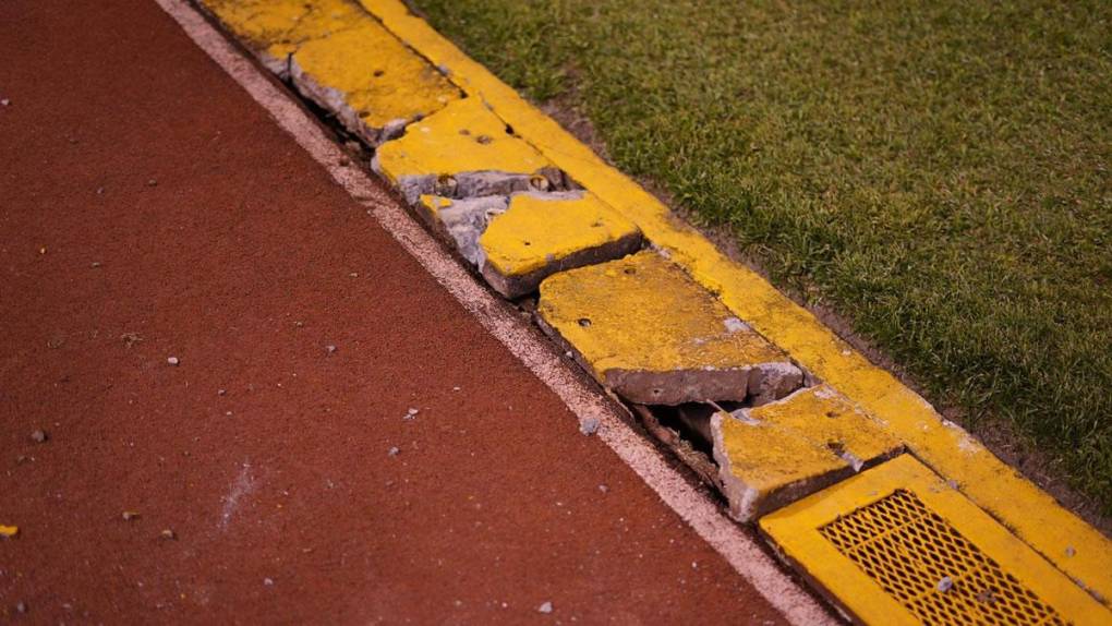 Aficionados sacaron piedras de las aceras del drenaje del estadio Olímpico para lanzarla a los del Real España.