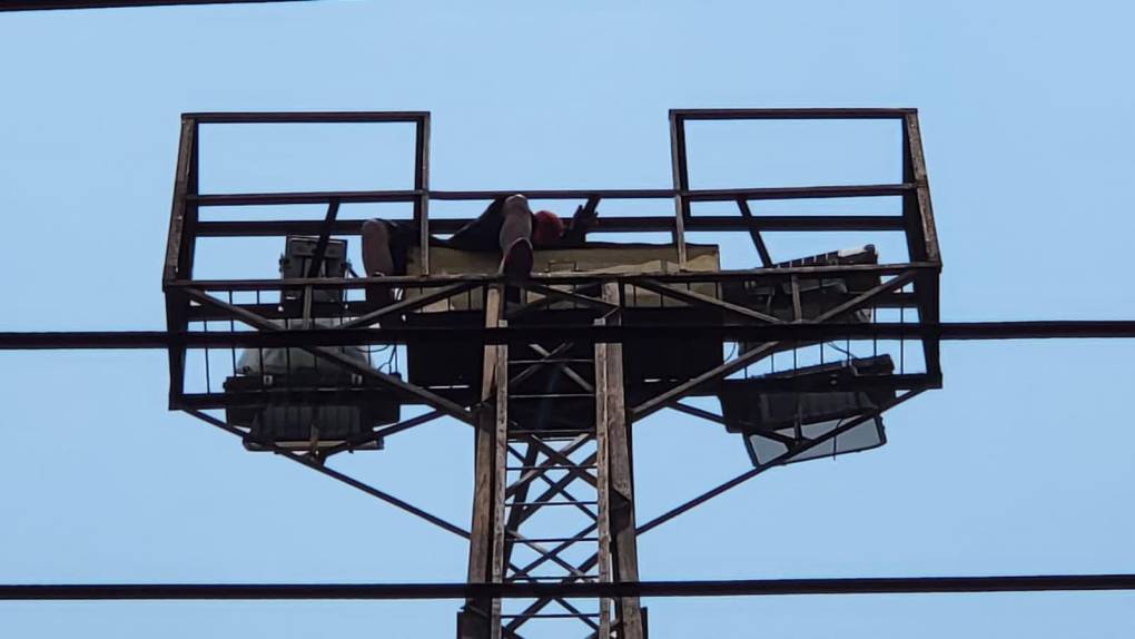 Este aficionado sorprendió luego de que muchos se percataron que estaba subido en una torre del estadio para poder ver la final.