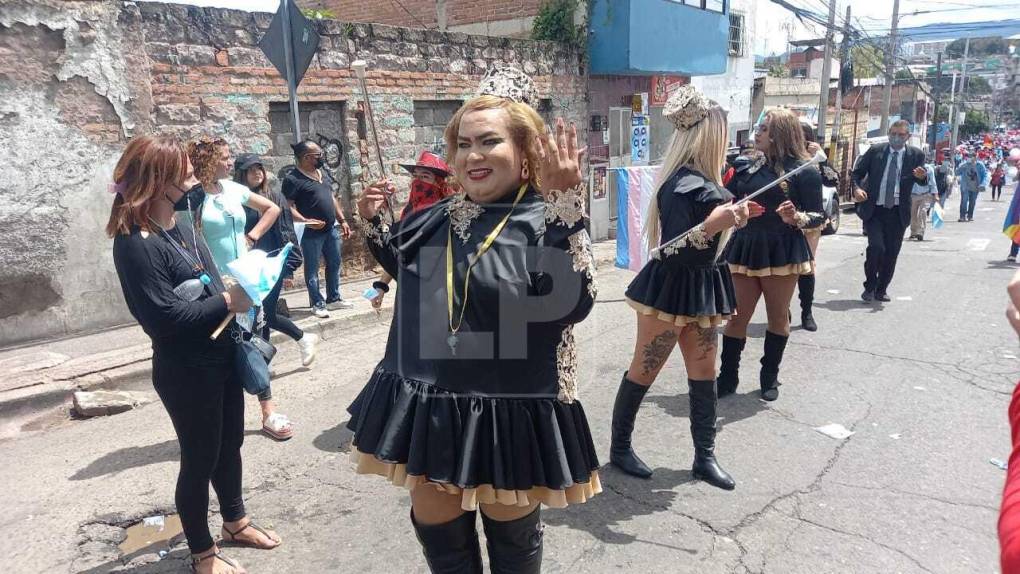 Asimismo, un grupo de palillonas también participó en el referido desfile de la comunidad LGTBI+ en Tegucigalpa. 