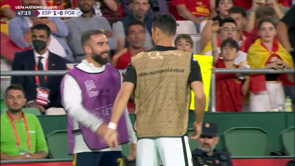 Las sonrisas de Cristiano Ronaldo y Dani Carvajal tras saludarse en la banda.