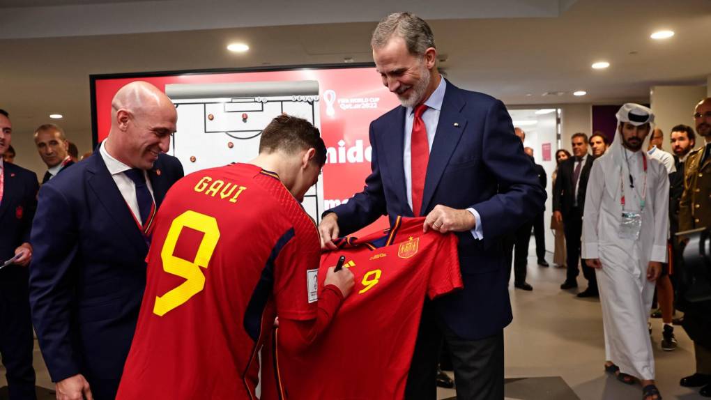 Gavi autografió la camiseta al Rey Felipe VI y esta fue entregada a la Princesa Leonor, quien es fan del futbolista del Barcelona.
